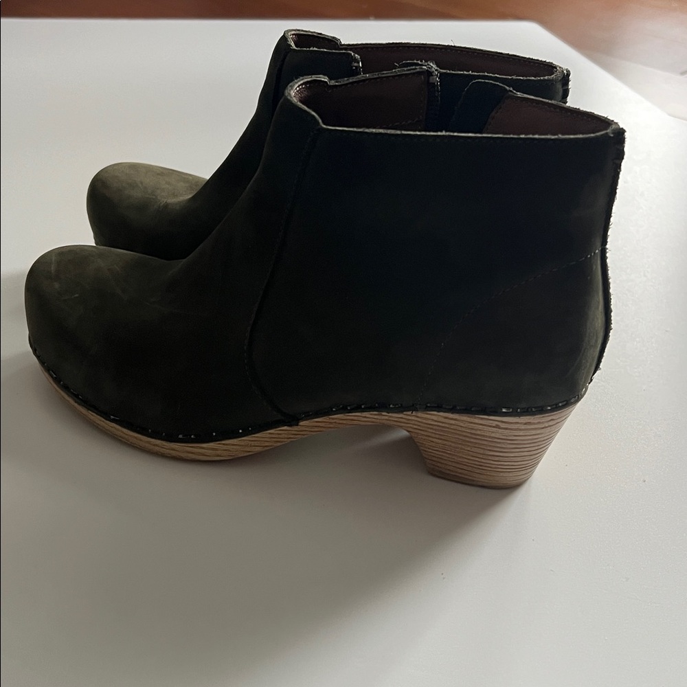 Dansko womens Green Leather ankle Boots size 37 (6.5-7)